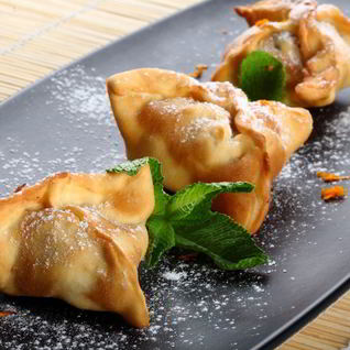 Хрустящие конвертики из теста с начинкой из банана и фиников