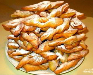 Хворост тонкий хрустящий на кефире