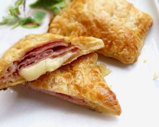 Конвертики из слоеного теста с сыром