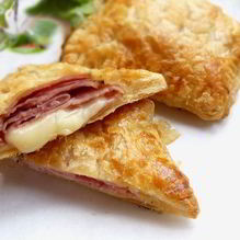 Рецепт Конвертики из слоеного теста с сыром