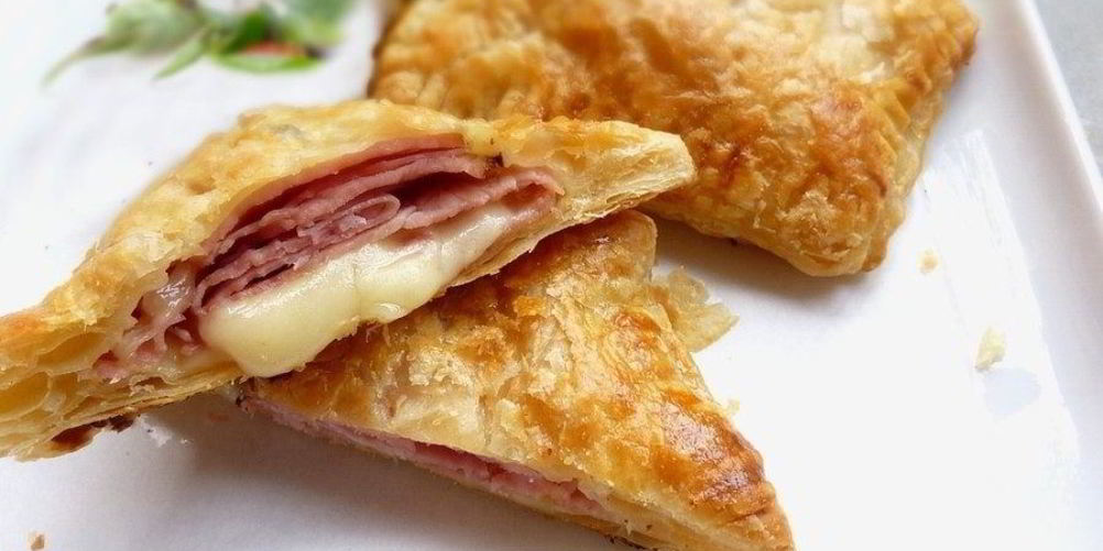 Рецепт конвертики из слоеного теста с сыром