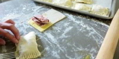 конвертики из слоеного теста с сыром