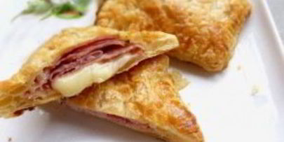 конвертики из слоеного теста с сыром