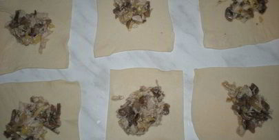 конвертики из слоеного теста