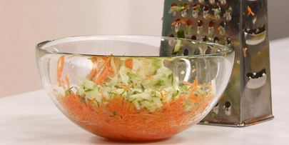 дзадзыки с горячими лепешками