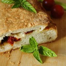 Рецепт Фокачча с моцареллой, базиликом и вялеными помидорами