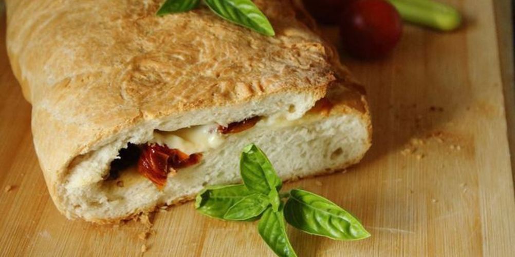 Рецепт фокачча с моцареллой, базиликом и вялеными помидорами