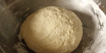 фокачча с моцареллой, базиликом и вялеными помидорами