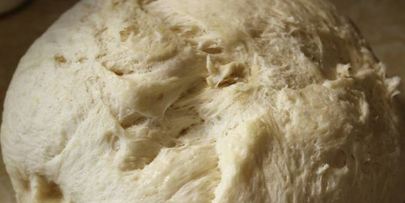 фокачча с моцареллой, базиликом и вялеными помидорами