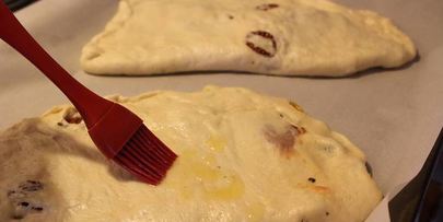 фокачча с моцареллой, базиликом и вялеными помидорами