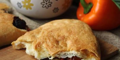 фокачча с моцареллой, базиликом и вялеными помидорами