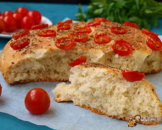 Фокачча с помидорами черри и ароматными травами
