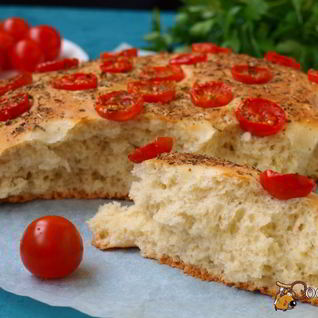 Фокачча с помидорами черри и ароматными травами