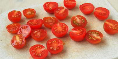 фокачча с помидорами черри и ароматными травами