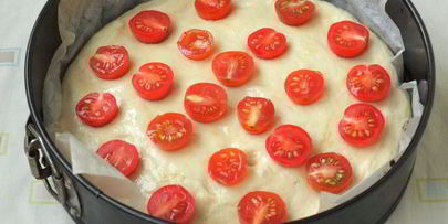 фокачча с помидорами черри и ароматными травами