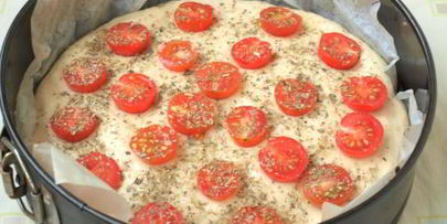 фокачча с помидорами черри и ароматными травами