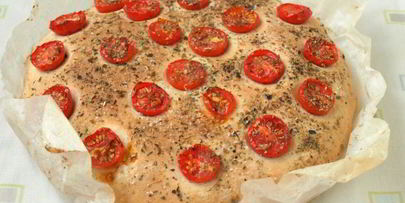 фокачча с помидорами черри и ароматными травами