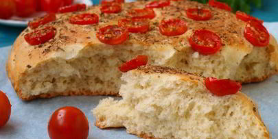 фокачча с помидорами черри и ароматными травами