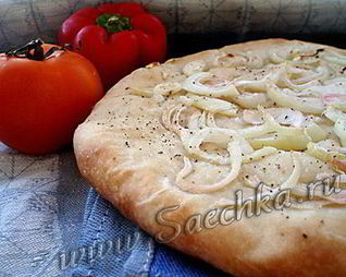 Фокачча с жареным луком и сыром