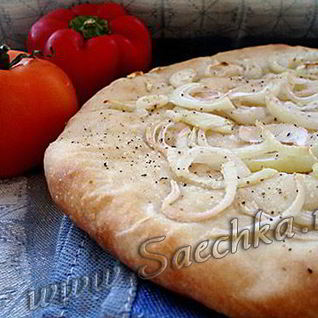 Фокачча с жареным луком и сыром