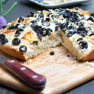 Итальянская фокачча с сыром и маслинами