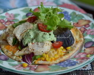 Лепешка с курицей и соусом из авокадо