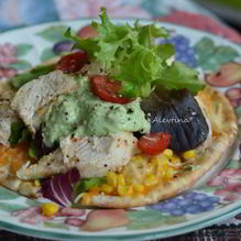 Рецепт Лепешка с курицей и соусом из авокадо