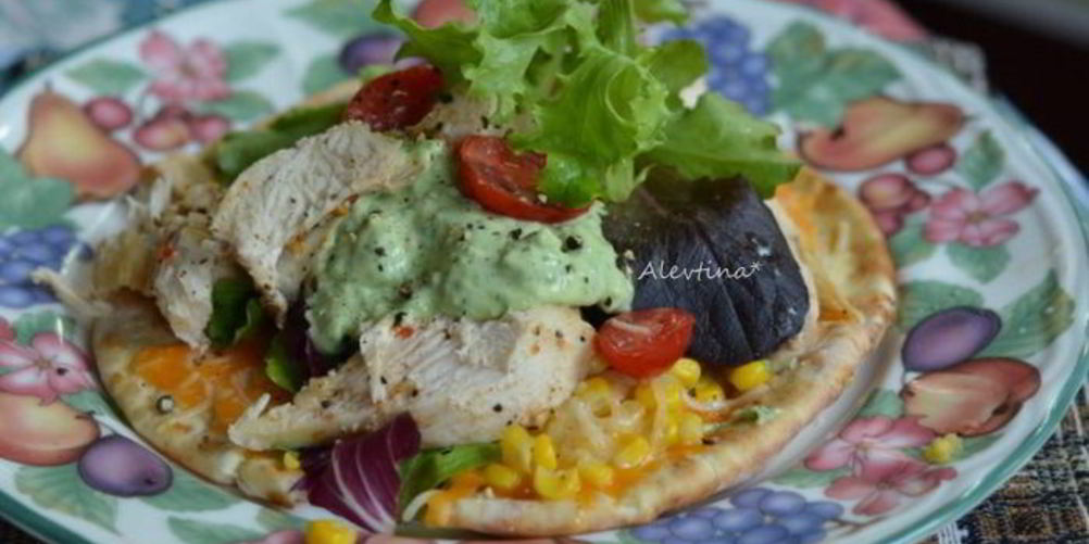 Рецепт лепешка с курицей и соусом из авокадо