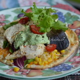 Лепешка с курицей и соусом из авокадо