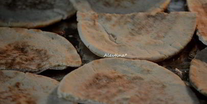 лепешка с курицей и соусом из авокадо