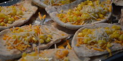 лепешка с курицей и соусом из авокадо