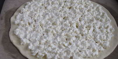 лепешка с моцареллой, фетой и орегано