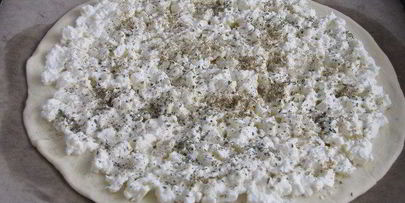 лепешка с моцареллой, фетой и орегано