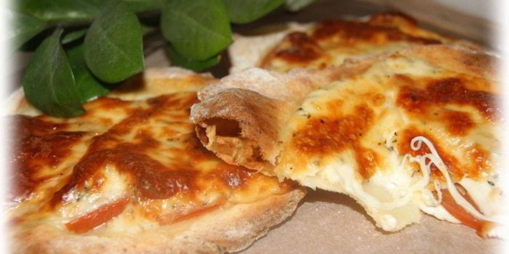 Рецепт лепешки из творожного теста с помидором и моцареллой