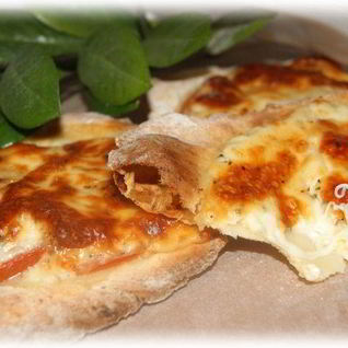 Лепешки из творожного теста с помидором и моцареллой