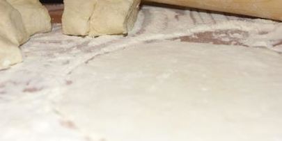 лепешки из творожного теста с помидором и моцареллой