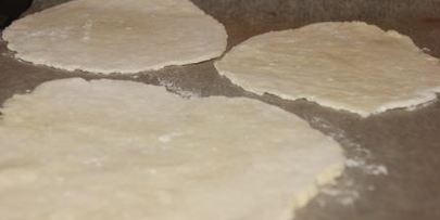 лепешки из творожного теста с помидором и моцареллой