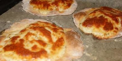 лепешки из творожного теста с помидором и моцареллой