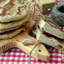 Рецепт Лепешки с горохово-чесночной начинкой
