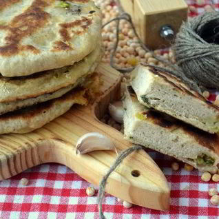 Лепешки с горохово-чесночной начинкой