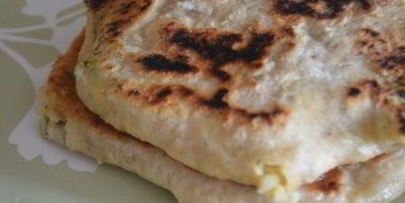 лепешки с горохово-чесночной начинкой