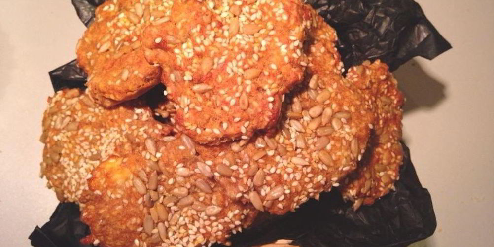 Рецепт лепешки с кунжутом, семечками и сыром на сыворотке