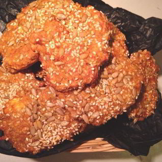 Лепешки с кунжутом, семечками и сыром на сыворотке