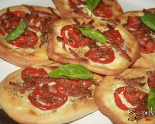 Лепешки с помидорами колбасой сальчичон и сметанно-сырной намазкой