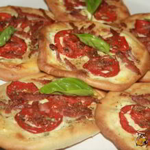 Рецепт Лепешки с помидорами колбасой сальчичон и сметанно-сырной намазкой