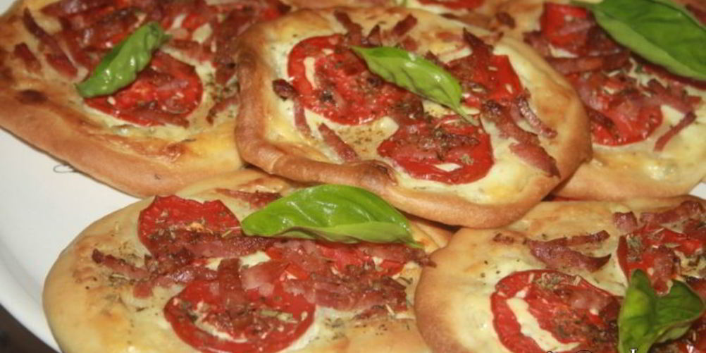 Рецепт лепешки с помидорами колбасой сальчичон и сметанно-сырной намазкой