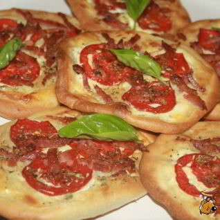 Лепешки с помидорами колбасой сальчичон и сметанно-сырной намазкой