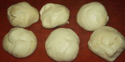 лепешки с помидорами колбасой сальчичон и сметанно-сырной намазкой