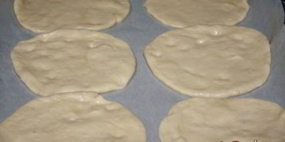 лепешки с помидорами колбасой сальчичон и сметанно-сырной намазкой