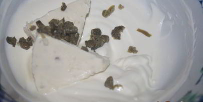 лепешки с помидорами колбасой сальчичон и сметанно-сырной намазкой